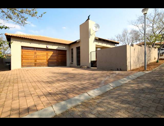 3 BEDROOM TOWNHOUSE FOR SALE IN THATCHFIELD